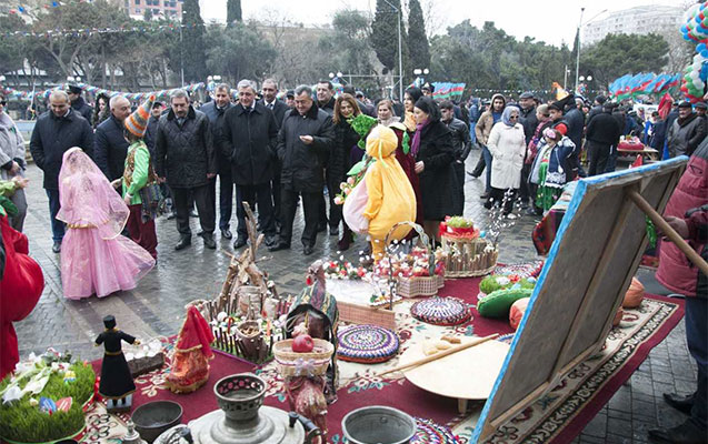 İcra başçısı uşaqlarla yumurta döyüşdürdü -  - FOTOLAR
